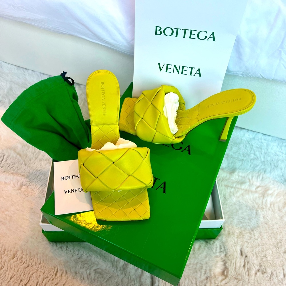 New Bottega Veneta Never worn LIDO SANDAL in Kiwi. Box, bag and papers included - Picture 1 of 6